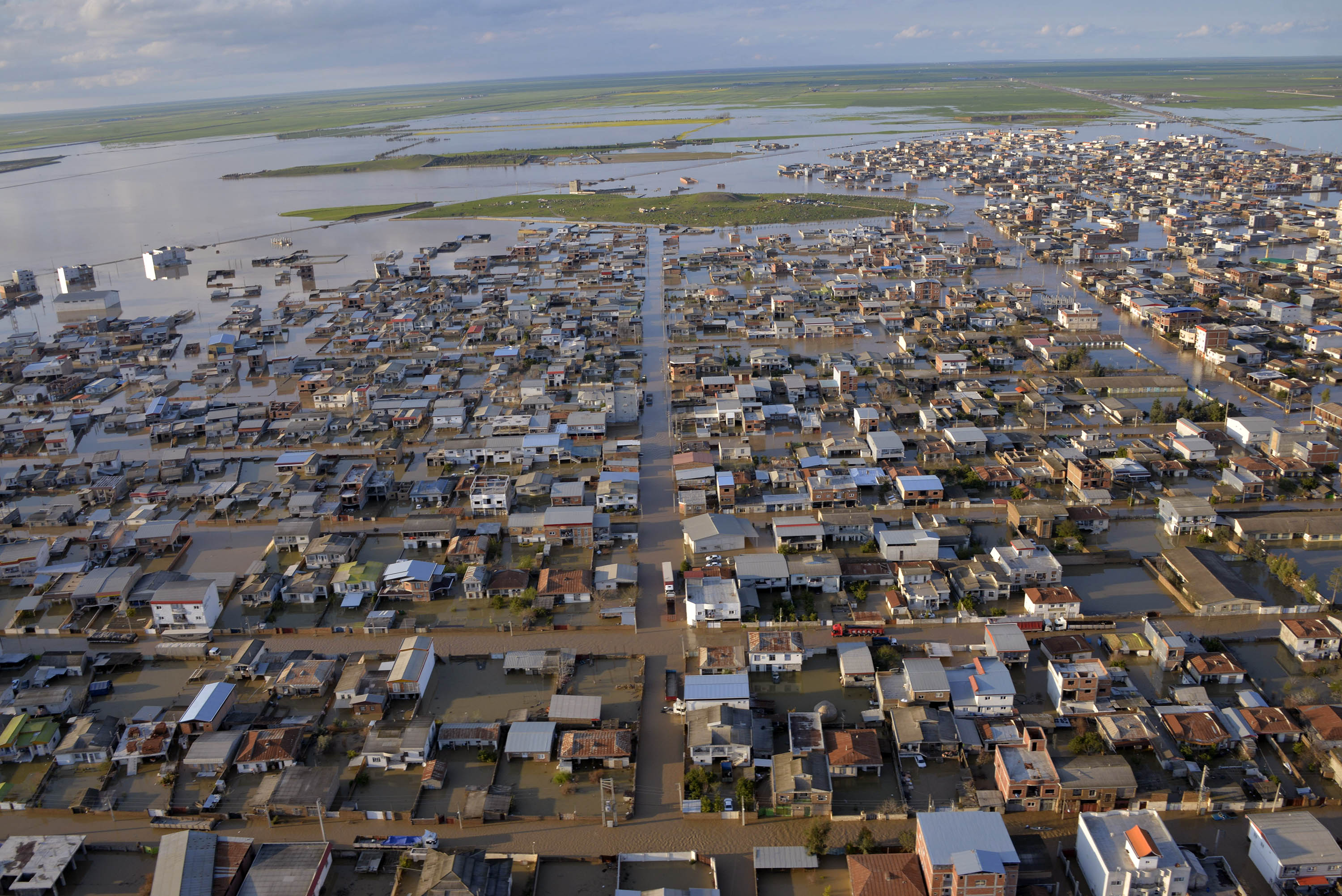 Jalan-jalan di Desa Agh Ghaleh, Iran terendam banjir.