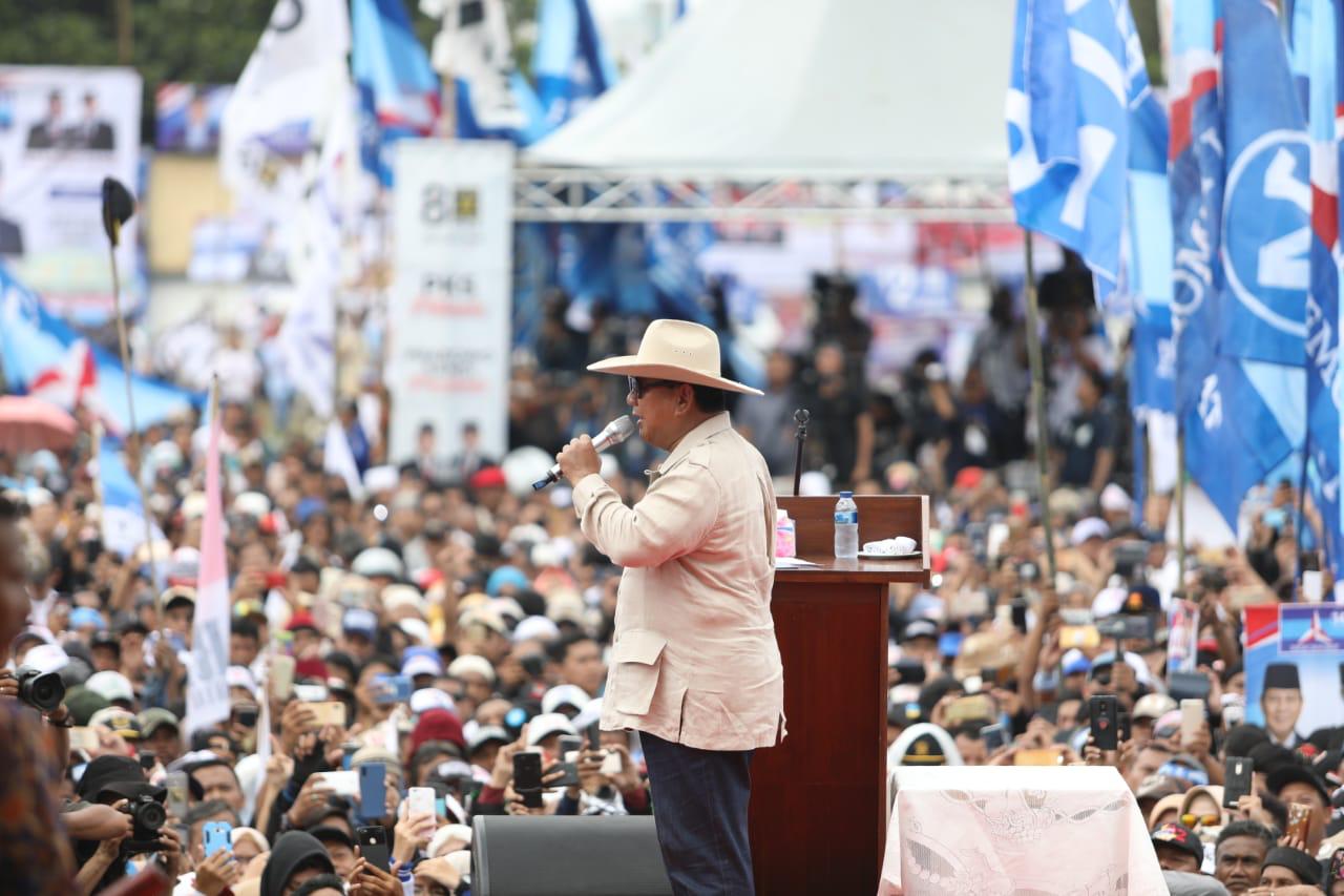 Calon Presiden nomor urut 02, Prabowo Subianto saat berkampanye di Bandung, Jawa Barat, Kamis (28/3)