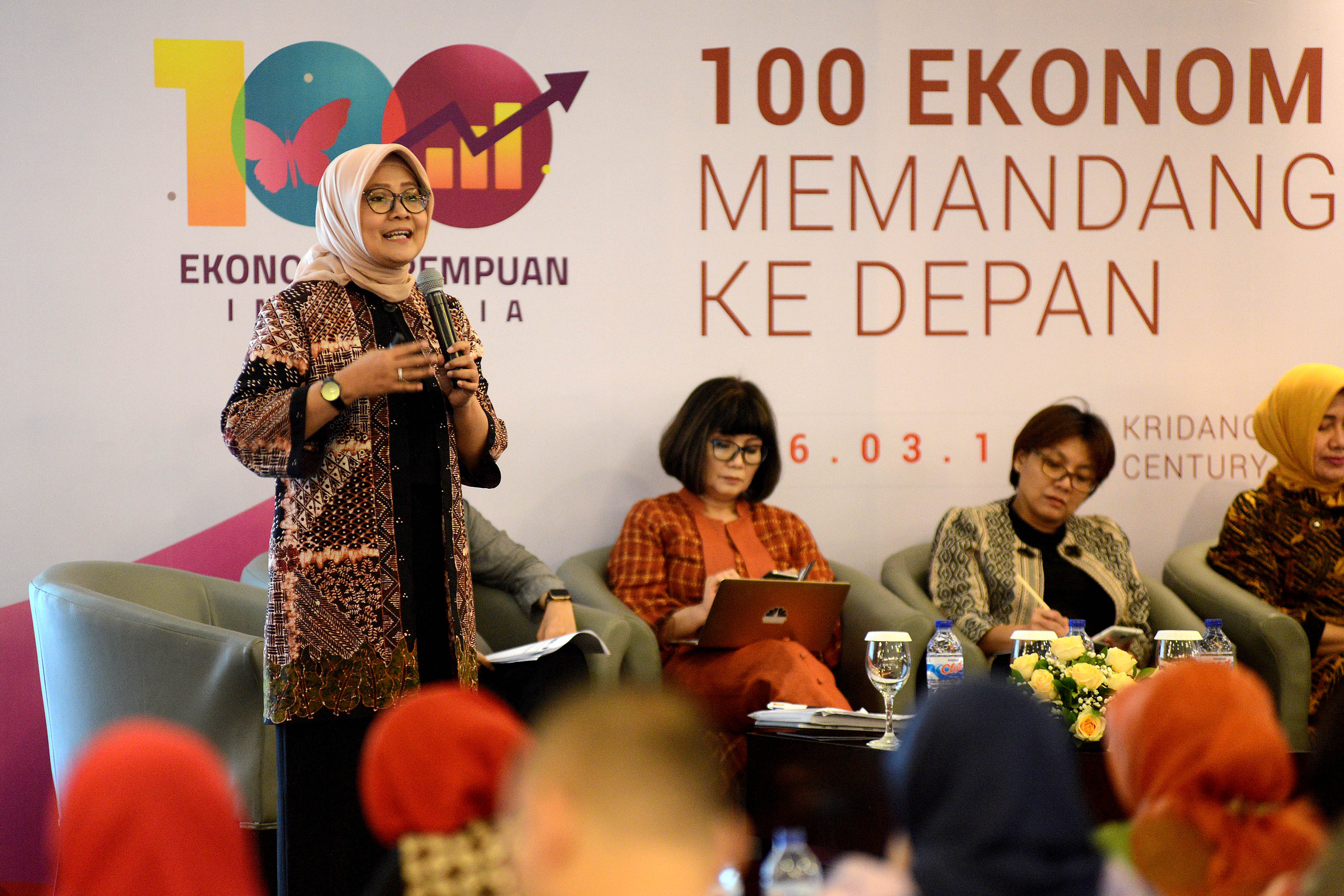 Ekonom Senior Core Indonesia Hendri Saparini menyampaikan pemaparan terkait kondisi ekonomi Indonesia terkini.