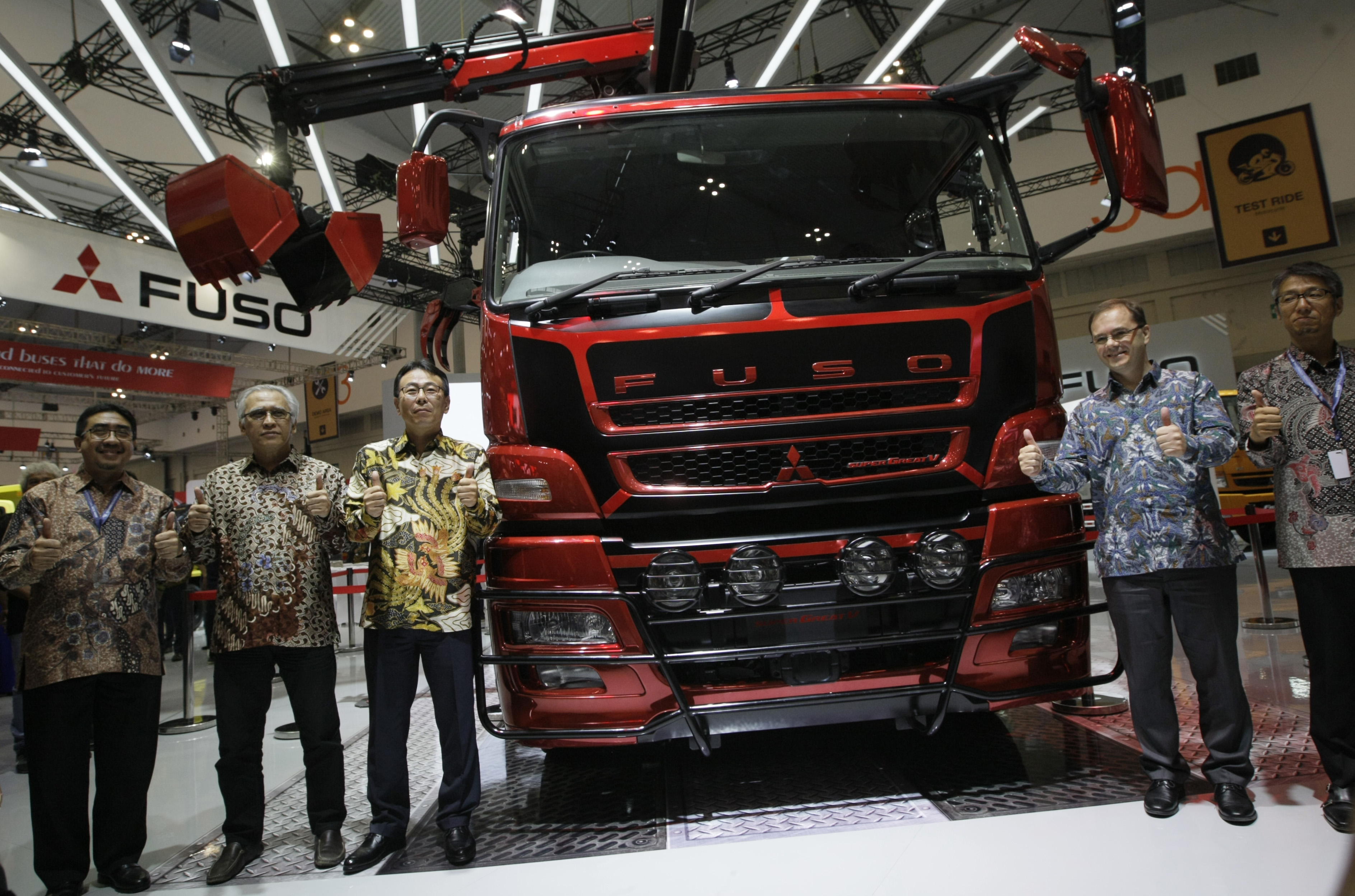 Direktur Sales & Marketing PT Krama Yudha Tiga Berlian Motors Duljatmono (Kiri) bersama Brand Ambassador Mitsubishi Fuso Indonesia Iwan Fals