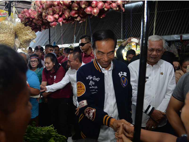 Presiden Jokowi Blusukan di Pasar Petisah, Medan