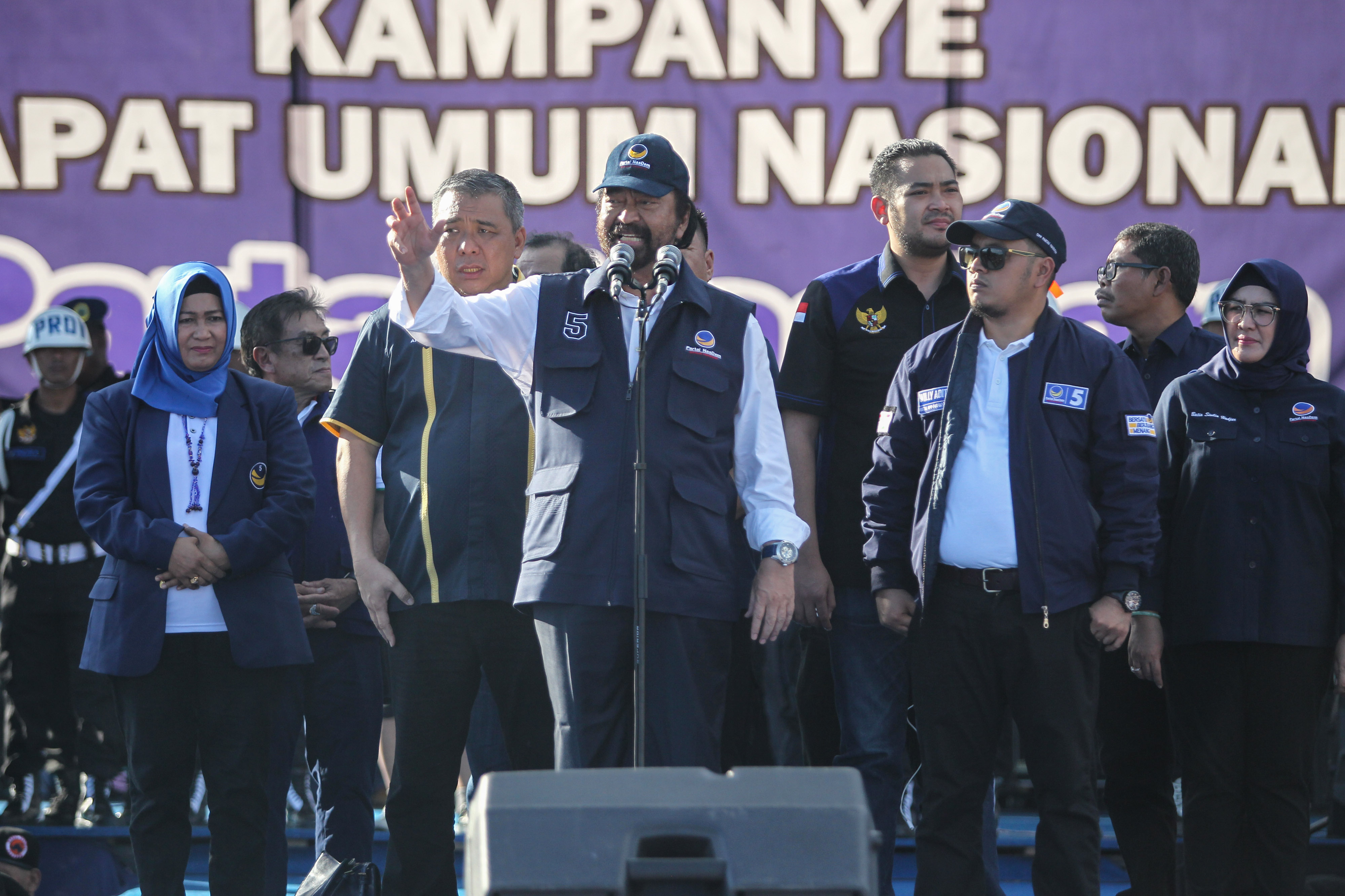  Ketua Umum Partai NasDem Surya Paloh (tengah) menyampaikan orasi saat kampanye akbar di lapangan Kilongan, Luwuk, Banggai, Sulawesi Tengah.