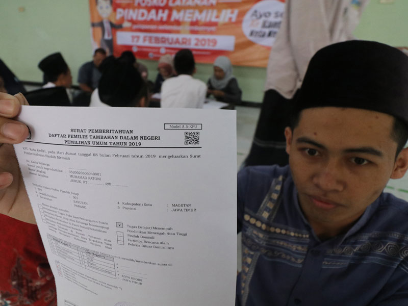Seorang santri memperlihatkan surat pindah memilih yang baru saja diperoleh di Pondok Pesantren Lirboyo, Kota Kediri, Jawa Timur.