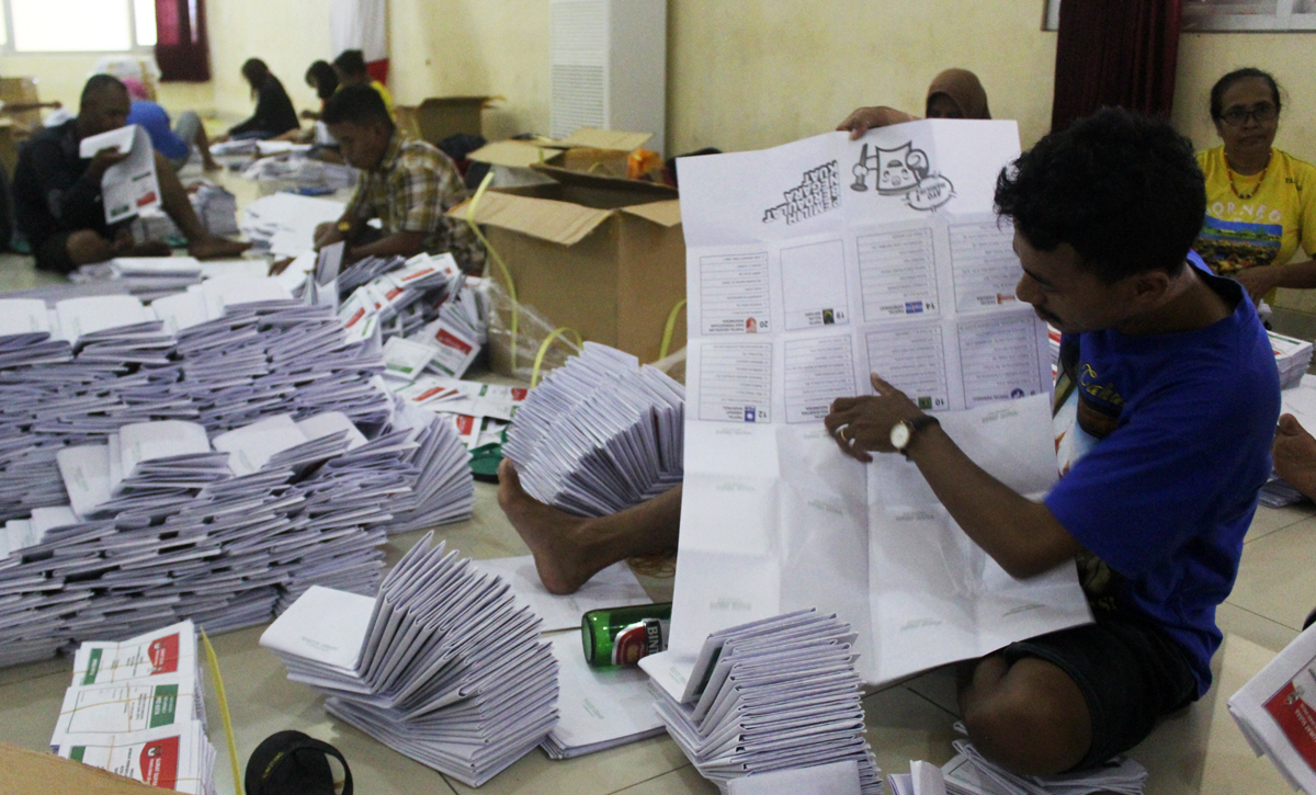 Penyortiran surat suara di KPU NTT. 