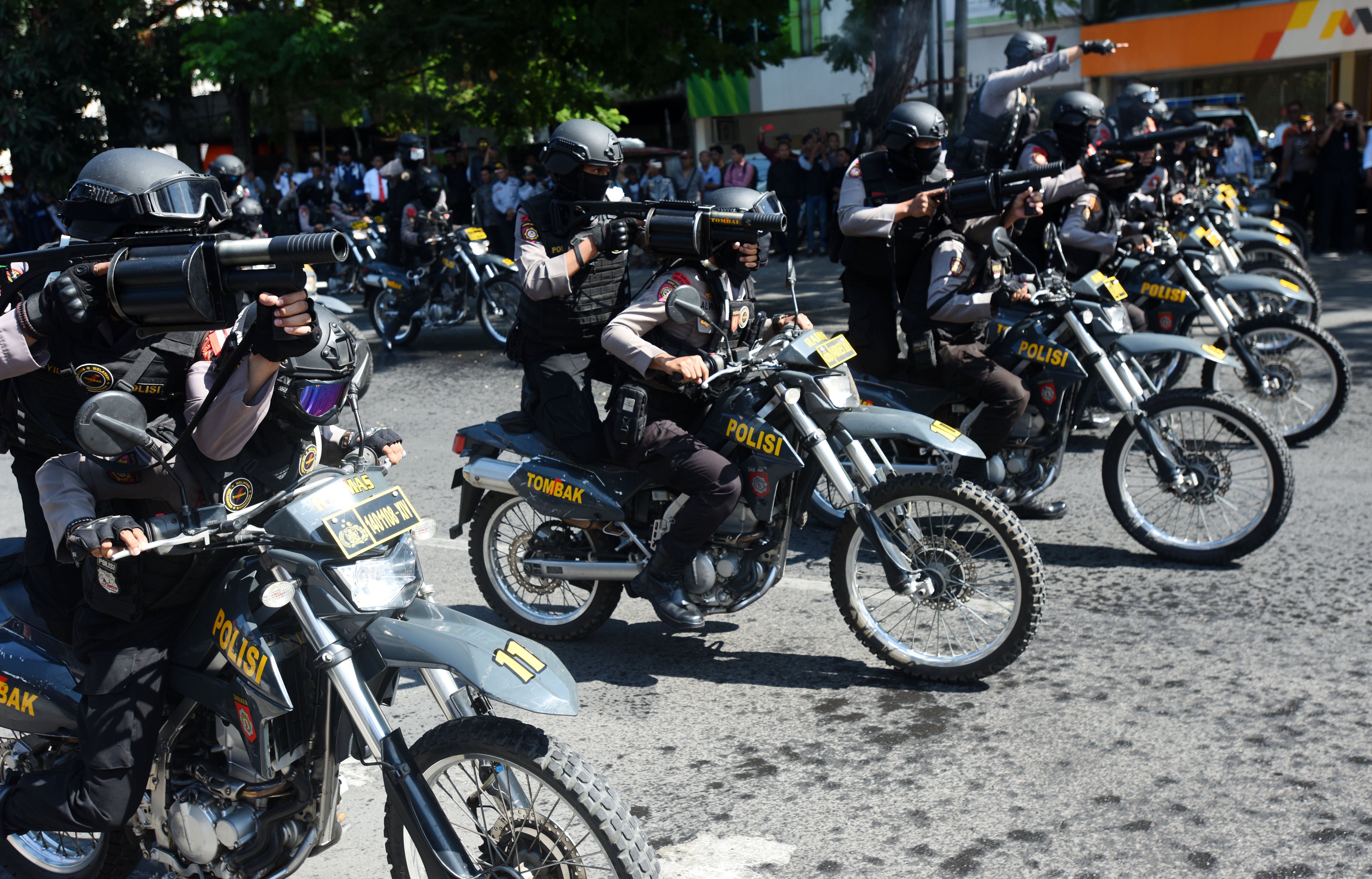 Polda Sulsel bersama Kodam XIV/Hasanuddin melakukan Apel Gelar Pasukan Operasi Mantap Brata 2018 dalam rangka pengamanan Pemilihan Umum 2019.