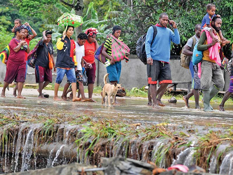 MENGUNGSI: Warga mengungsi akibat banjir bandang di Sentani, Jayapura, Papua, kemarin. Berdasarkan data BNPB, banjir bandang yang melanda Sentani pada Sabtu (16/3) mengakibatkan 79 orang meninggal dunia, 43 orang belum ditemukan, 74 orang luka-luka, dan 4.
