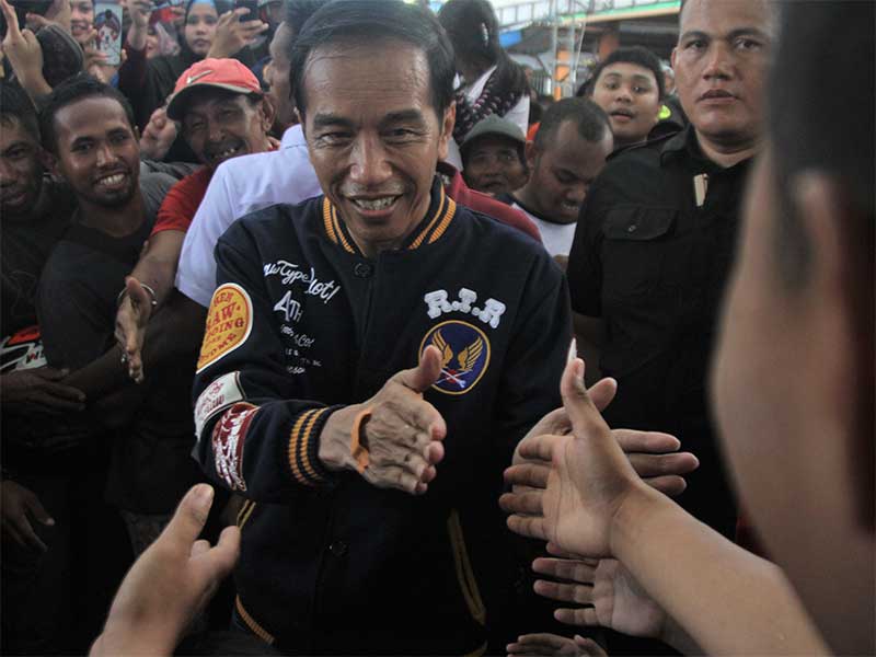 Presiden Joko Widodo menyapa pedagang sesaat sebelum penyerahan pembiayaan Ultra Mikro (UMi) di Tempat Pelelangan Ikan, Kendari, Sulawesi Tenggara, Sabtu (2/3/2019). 