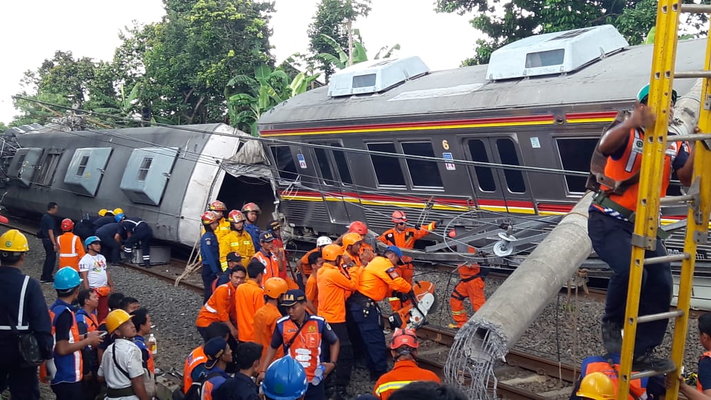 Proses evakuasi kereta 1722 yang anjlok menjelang Stasiun Bogor masih berlangsung dan ditargetkan rampung Minggu (10/3) malam.