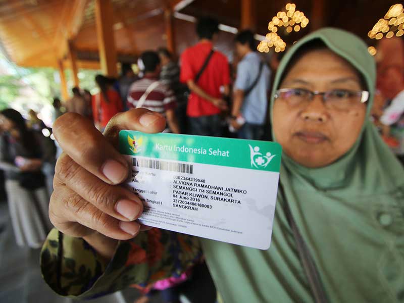 Suasana pembagian kartu JKN-KIS di Balaikota Surakarta, Senin (16/4/2018). 