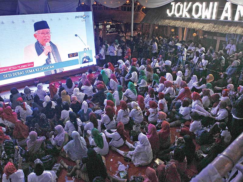 Relawan pendukung Jokowi-Ma’ruf Amin menonton bersama debat calon wakil presiden di Rumah Aspirasi Rakyat, Jakarta, Minggu (17/3/2019)