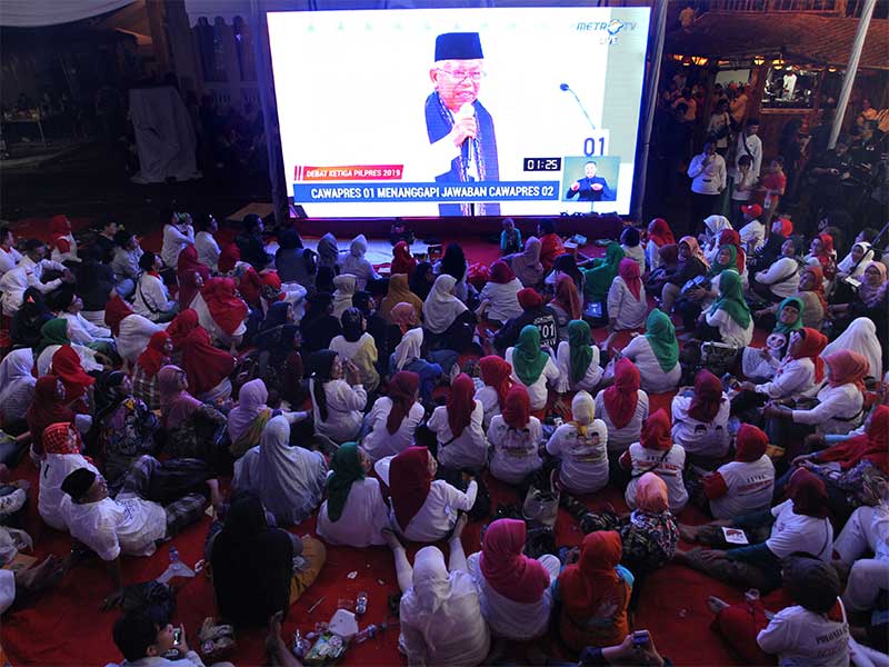 Puluhan relawan pendukung Jokowi-Ma'ruf Amin menonton bersama debat calon wakil presiden di Rumah Aspirasi Rakyat, Jakarta, Minggu (17/3).