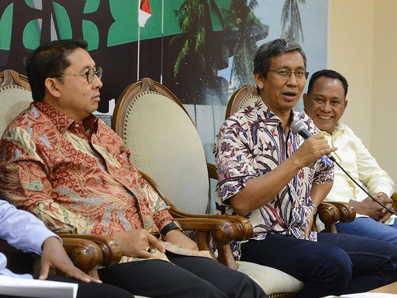 DISKUSI EMPAT PILAR MPR: MEMBERANTAS HOAX DENGAN STANDAR: Anggota MPR dari Fraksi Gerindra, Fadli Zon (kiri) 