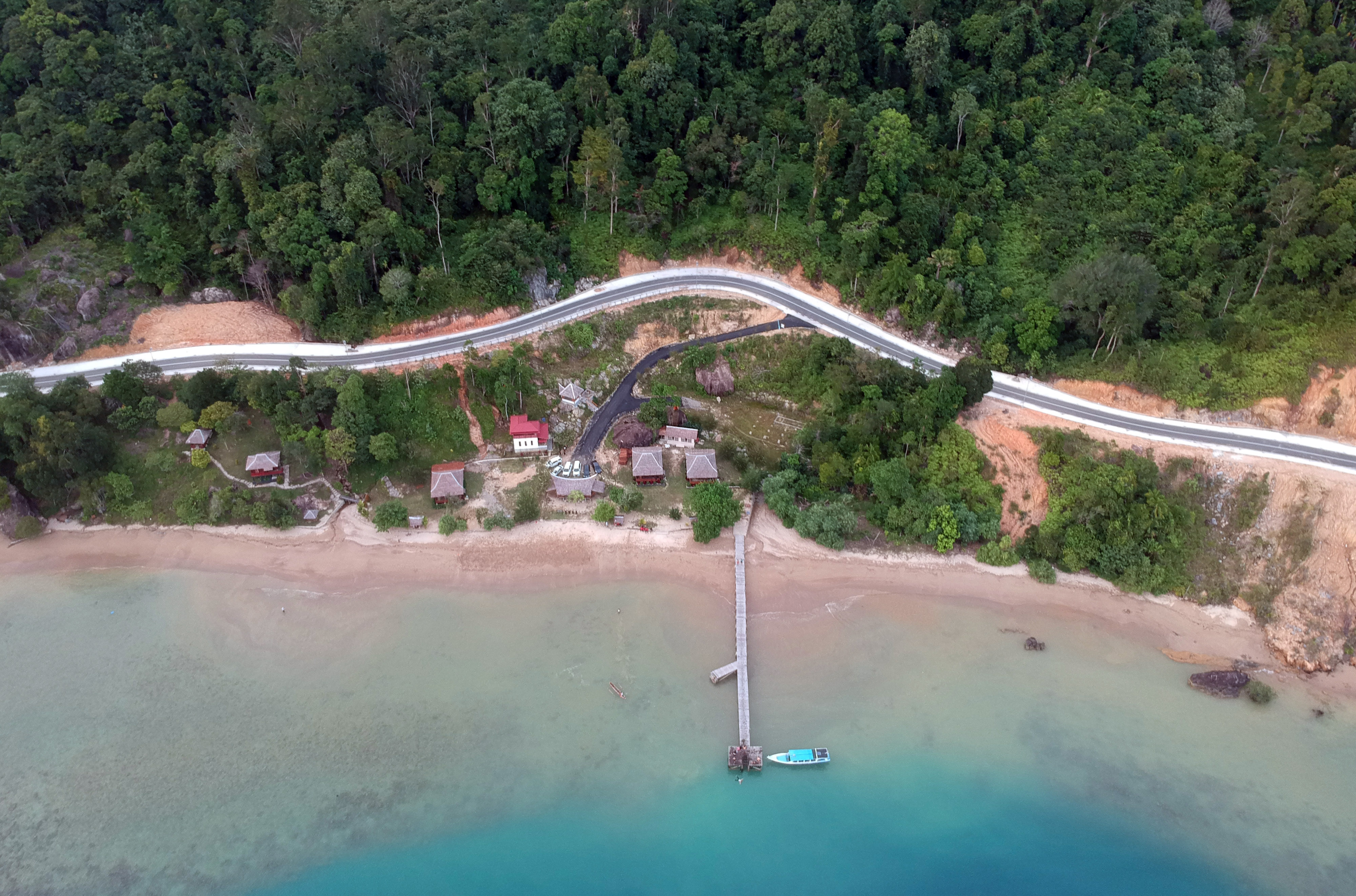 Perahu wisata merapat di pantai Baga, Kawasan Wisata Bahari Terpadu (KWBT) Mandeh, Pesisir Selatan, Sumatra Barat, Rabu (30/1).