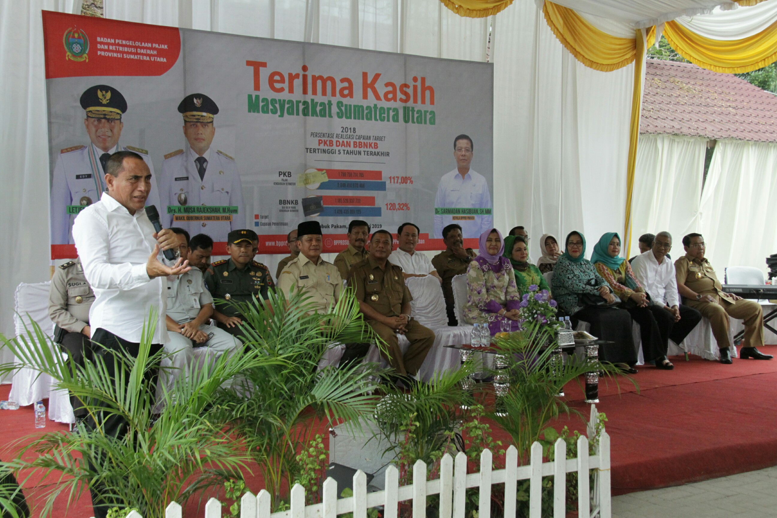 Gubernur Sumatra Utara (Gubsu) Edy Rahmayadi dan para kepala Unit Pengelola Pendapatan Daerah (UPPD) Samsat Badan Pengelolaan Pajak dan Retribusi Daerah (BPPRD) Provinsi Sumatra Utara, Selasa (29/1)