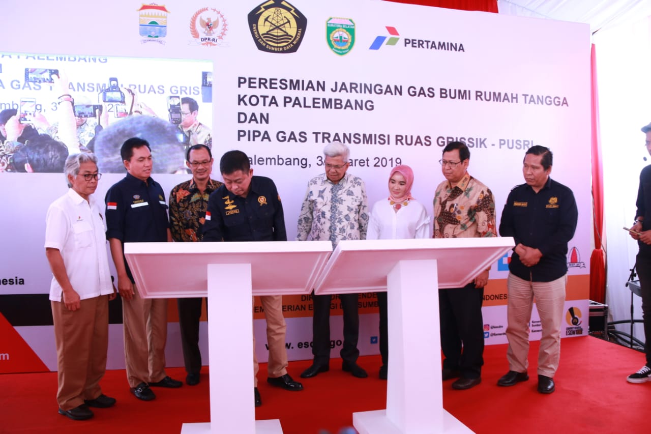  Menteri ESDM RI Ignasius Jonan meresmikan jaringan gas bumi rumah tangga di Kota Palembang, Minggu (31/3)