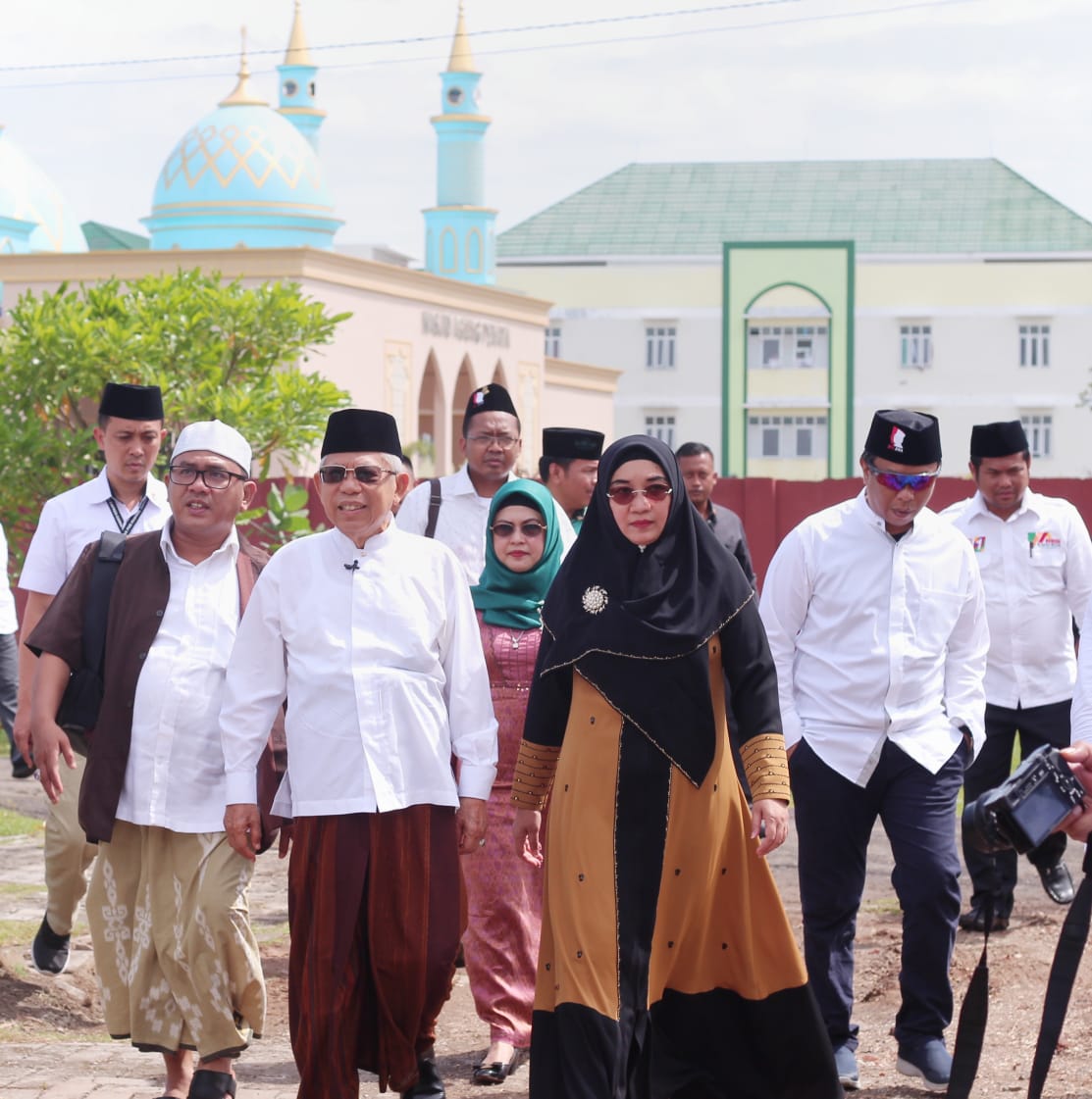 Cawapres nomor urut 01 melakukan kampanye terbuka di Sumatra Selatan dan bersilaturahim ke pesantren