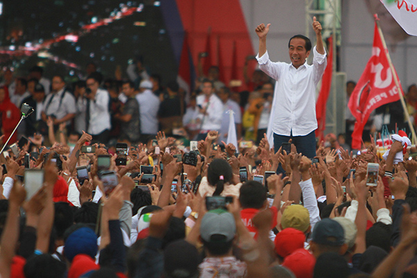 Calon Presiden nomor urut 01 Joko Widodo melambaikan tangan kepada massa pendukungnya saat kampanye terbuka di kota Banjarmasin, Kalsel