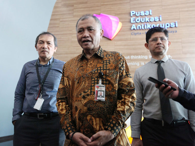 Pimpinan KPK yaitu Ketua Agus Rahardjo (tengah) bersama Wakil Ketua Laode M Syarif (kanan) dan Saut Situmorang 