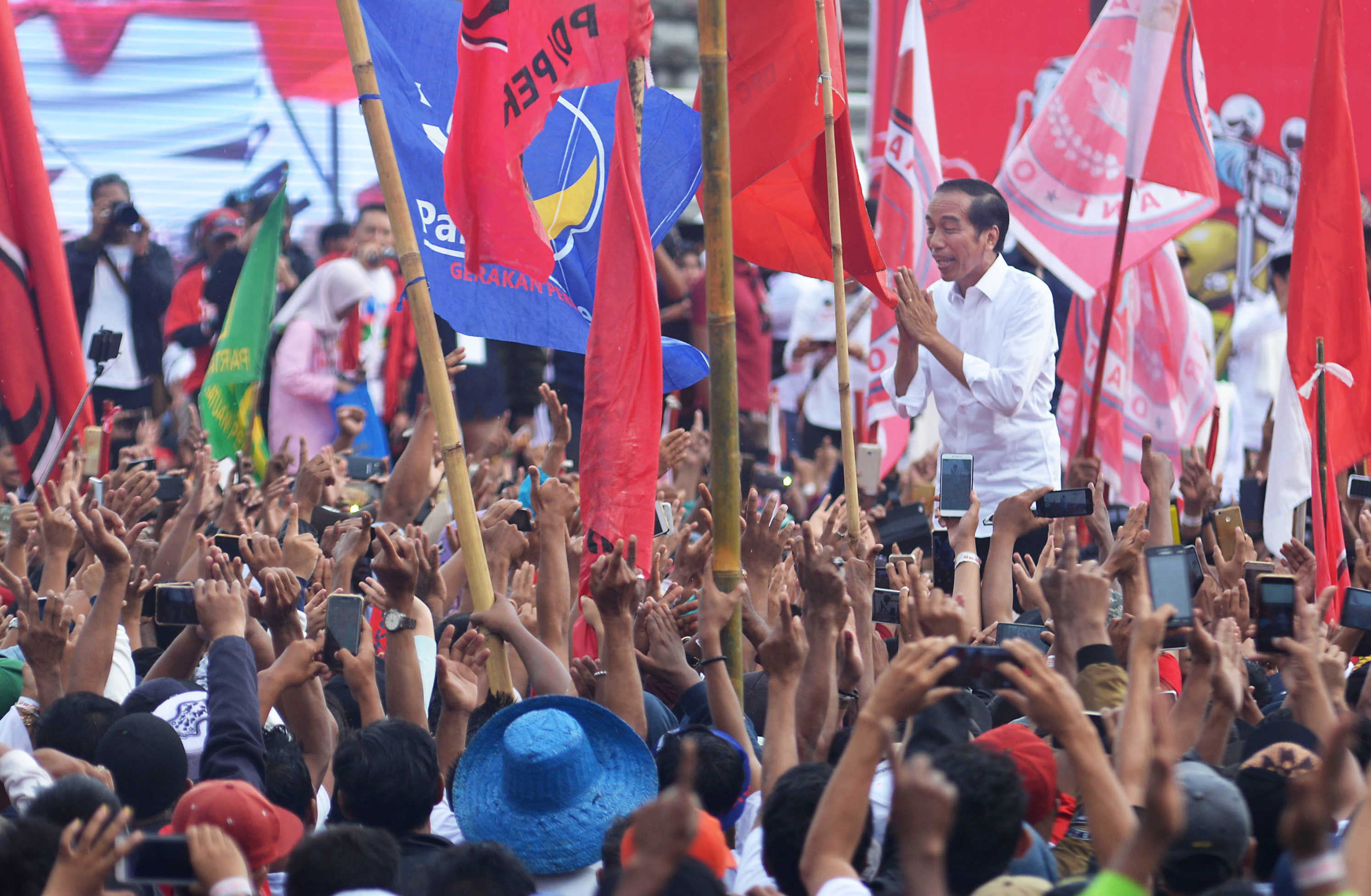 Calon presiden petahanan Joko Widodo saat berkampanye di Jember, Senin (25/3).
