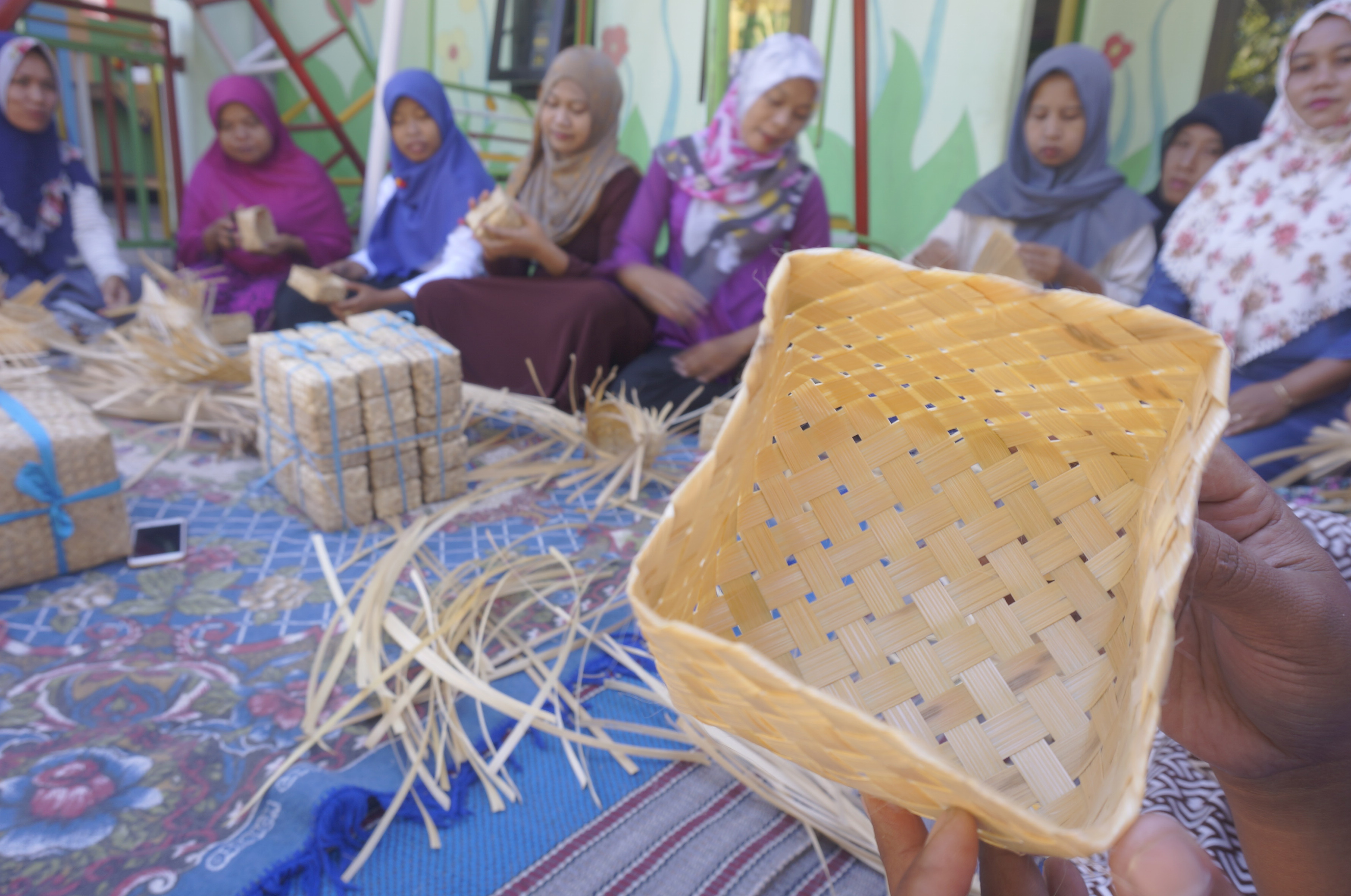 Para wali murid membuat kerajinan besek untuk bayar spp sekolah anaknya di TK Creative, Desa Kiping, Tulungagung, Jawa Timur, Jumat (29/3)
