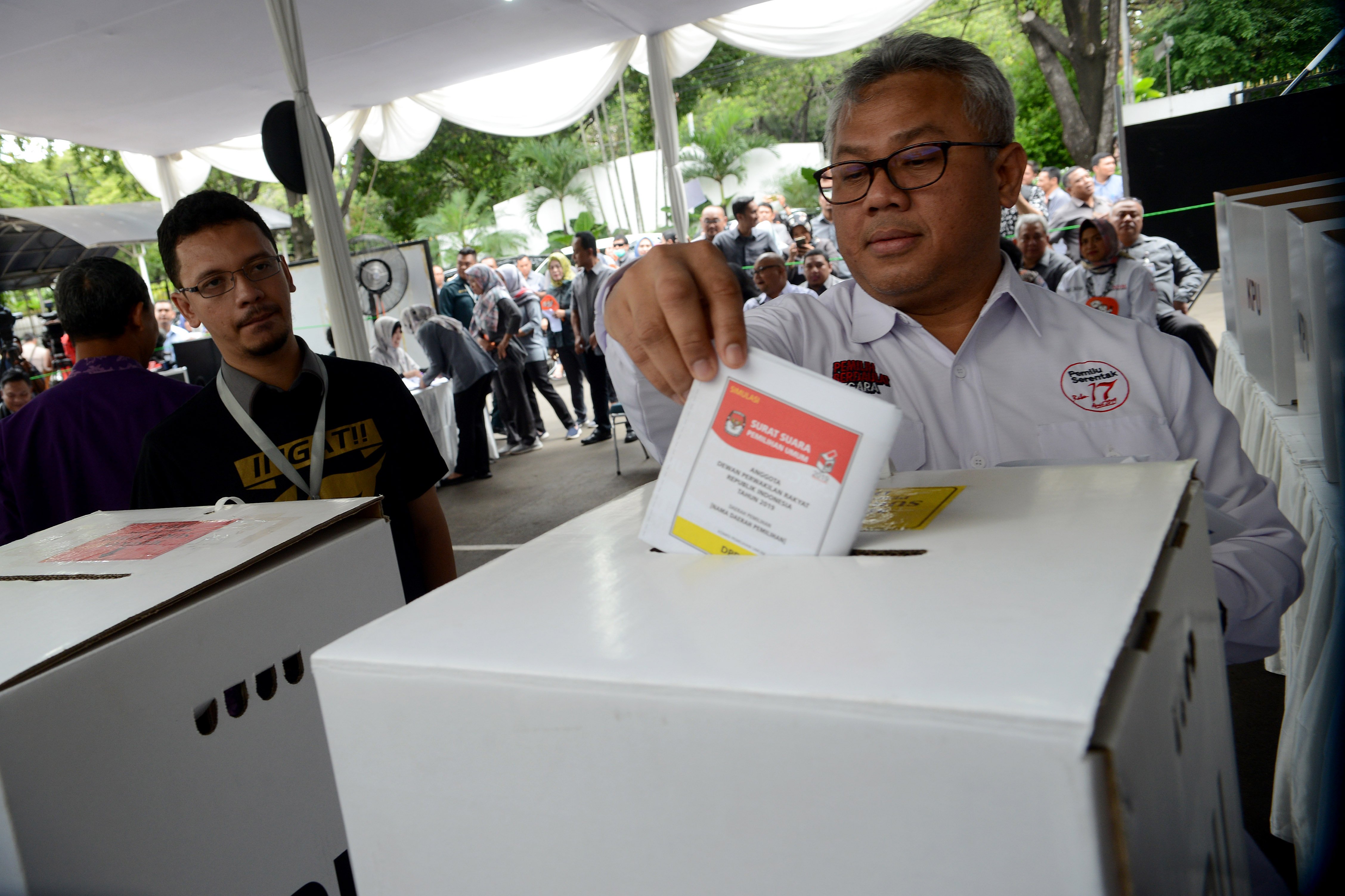 Ketua Komisi Pemilihan Umum (KPU) Arif Budiman memasukkan surat suara ke kotak suara Pemilu dalam simulasi pemungutan suara.