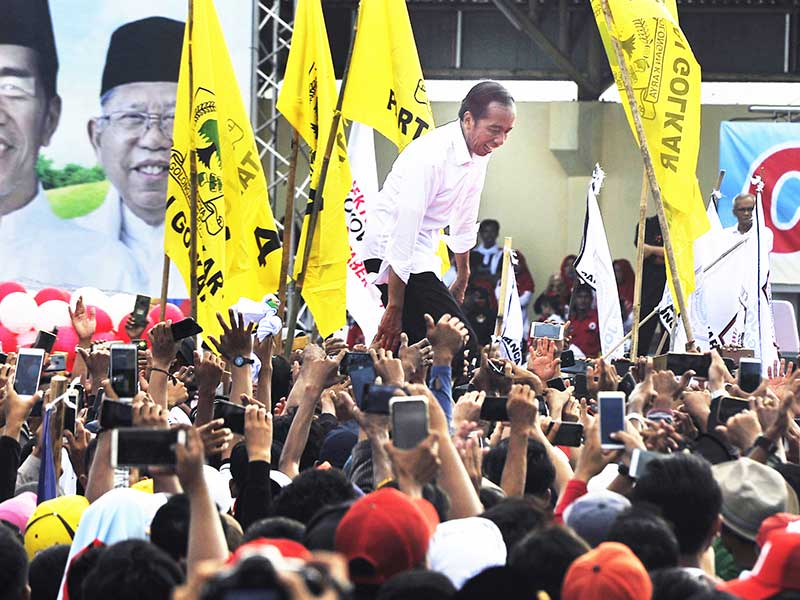 Capres nomor urut 01 Joko Widodo melayani permintaan swafoto para pendukungnya saat kampanye terbuka di Stadion Maulana Yusuf, Serang, Banten, Minggu (24/3/2019)