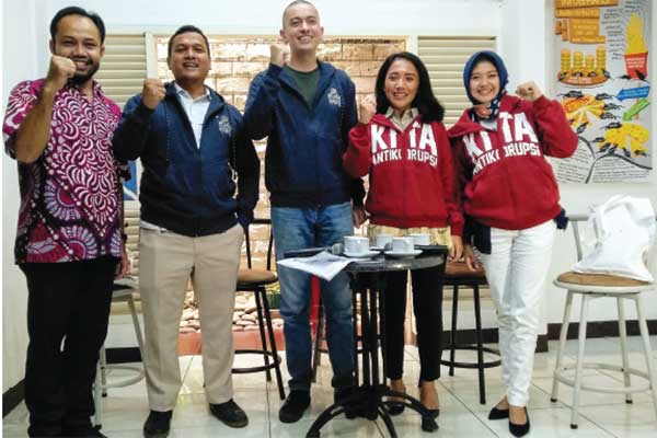 (Kiri) Pegiat Antikorupsi ICW, Donal Fariz, Caleg PKS, Pipin Sopian, Caleg PSI, Rian Ernest, Caleg Golkar, Puteri Komatudin, dan Caleg Nasde