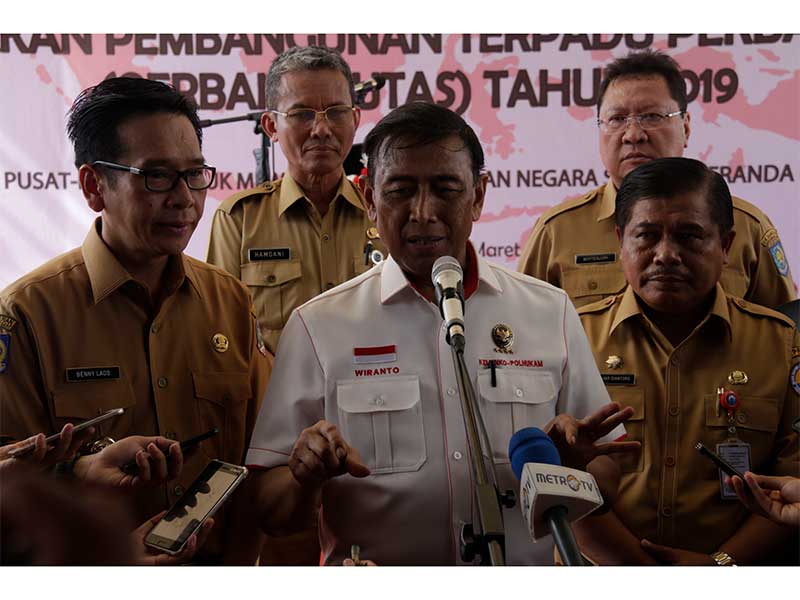  Menkopolhukam Wiranto ketika meninjau reservoir dan rumah khusus prajurit perbatasan Lanal Morotai, Maluku Utara, Senin (18/3).