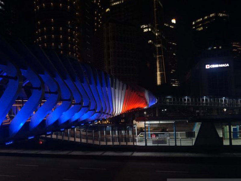 Jembatan Penyeberangan Orang (JPO) Gelora Bung Karno Jakarta, Sabtu (16/3/2019) dini hari menampilkan warna bendera Selandia Baru sebagai bentuk solidaritas atas penembakan massal di dua masjid di Christchurch, Selandia Baru.