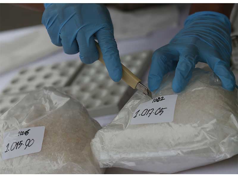 Petugas memeriksa barang bukti saat pemusnahan narkoba jenis sabu di kawasan Monas, Jakarta, Jumat (4/5). 