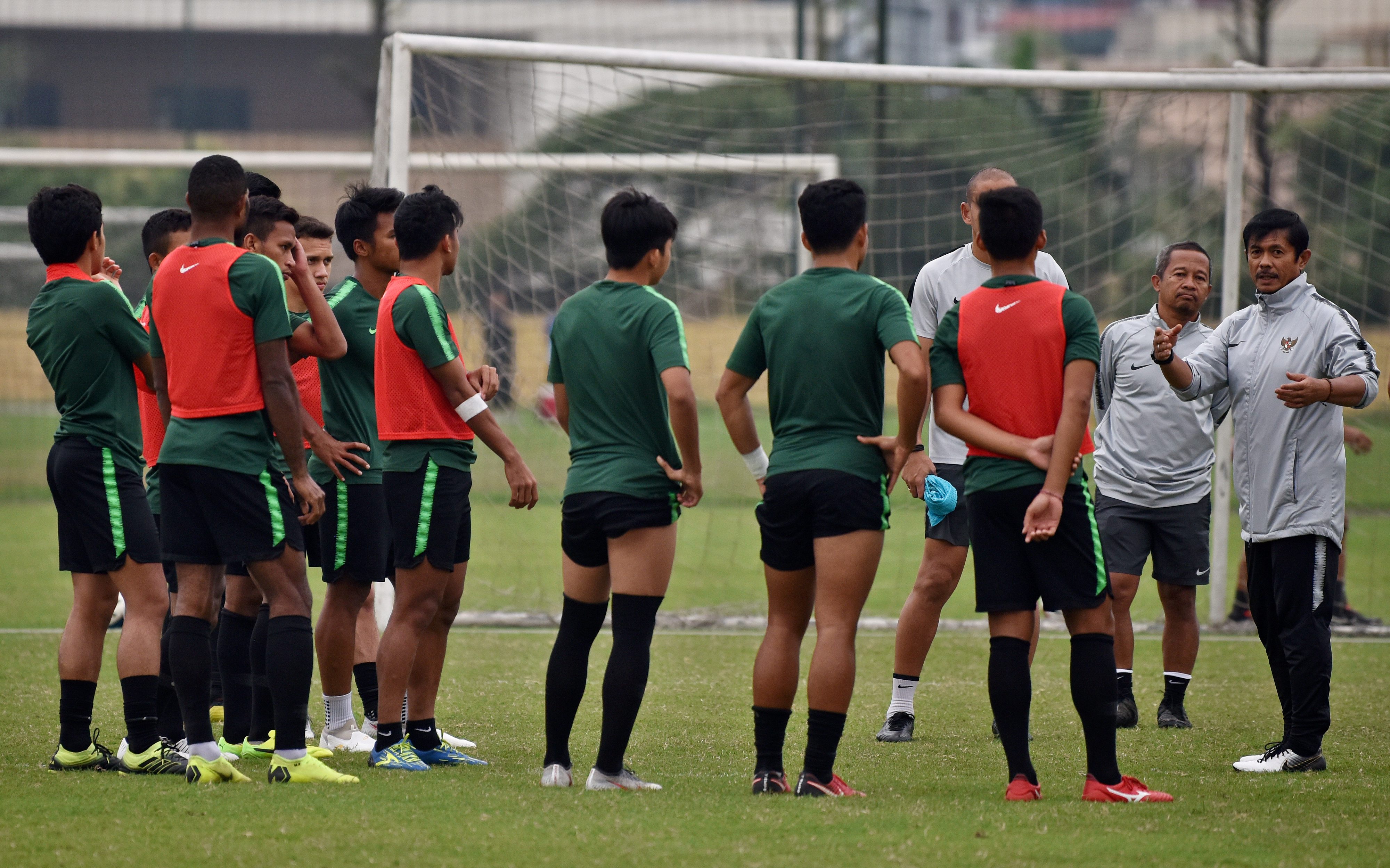 Pelatih timnas Indra Sjafri (kanan) memberi pengarahan kepada para pemainnya dalam sesi latihan di lapangan Vietnam Footbal Federation (WFF), My Dinh, Hanoi, Vietnam, Senin (25/3)
