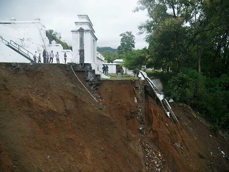 Warga melihat bekas longsor di Kompleks Makam Raja Mataram, Imogiri, Bantul, DI Yogyakarta, Senin (18/3/2019). Hujan deras yang turun sejak Sabtu (16/3) mengakibatkan longsor di sisi timur kompleks Makam Raja Mataram