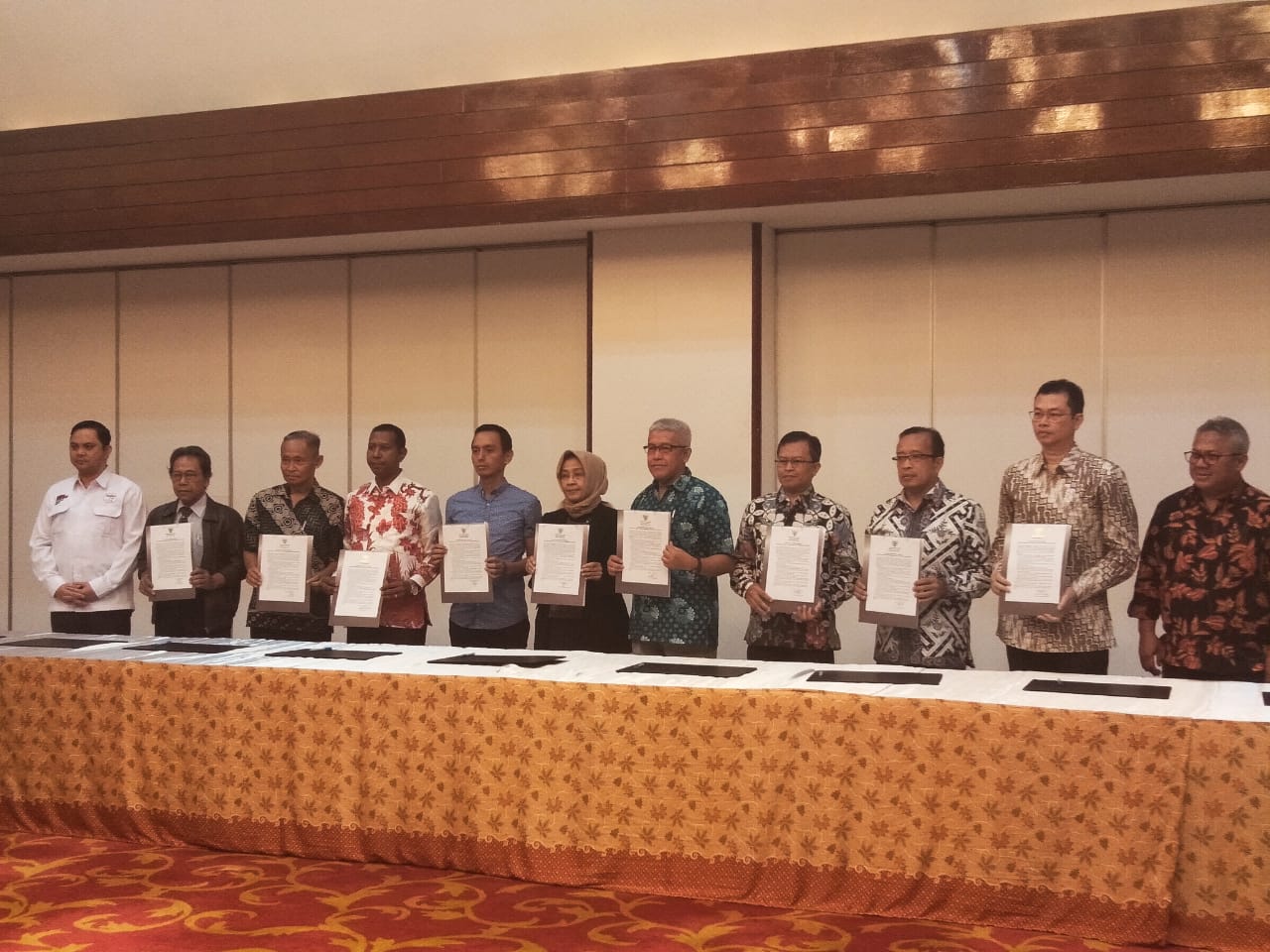 Panelis dan moderator debat Pilpres 2019 tanda tangan pakta integritas di Hotel Sari Pan Pacific, Jakarta, Rabu (27/3).