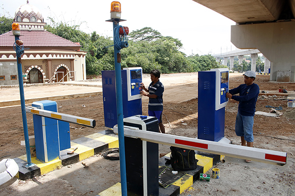 Pekerja tengah menyelesaikan pemasangan pintu parkir pembangunan Park and Ride untuk stasiun MRT di Lebak Bulus
