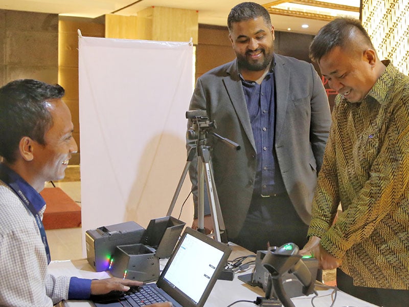 KAM BIOMETRIK JEMAAH HAJI: Direktur Pelayanan Haji Dalam Negeri Kementerian Agama Nasrullah Jassam (kanan) dan Country Manager Operations VFS Tasheel International Hossam Hedr (tengah), mencoba peralatan mobile rekam biometrik untuk jemaah Haji 2019 berbas