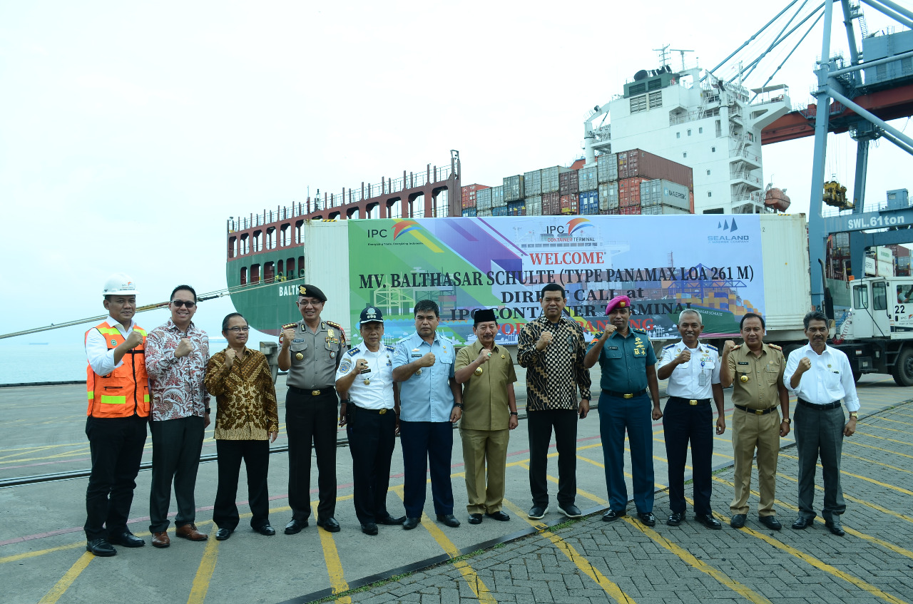 Kapal Peti Kemas MV Balthasar Schulter yang dioperasikan oleh Sealand Maersk saat sandar di Terminal peti kemas Pelabuhan Panjang. 