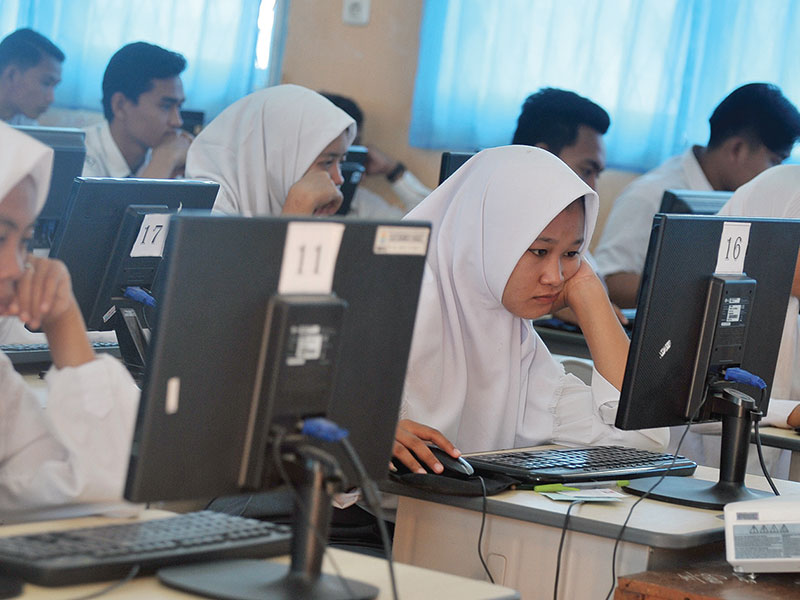 UJIAN NASIONAL: Sejumlah siswa mengerjakan soal pada ujian nasional berbasis komputer (UNBK) sekolah menengah atas kejuruan (SMK) di ruang komputer gedung SMK Negeri 7 Palembang, Sumatra Selatan, kemarin. Tercatat peserta ujian nasional di Provinsi Sumatra