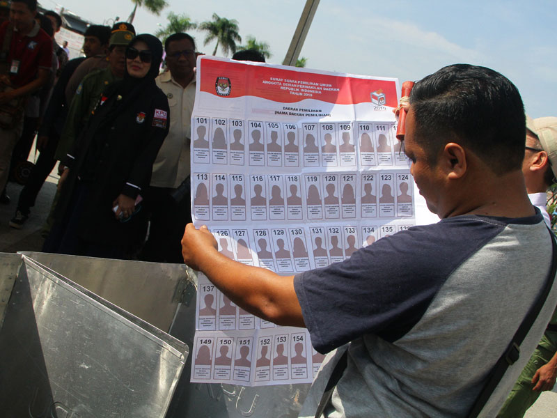 Warga melihat daftar calon anggota DPR RI saat simulasi pencoblosan Pemilu 2019 dengan ukuran surat suara yang cukup lebar