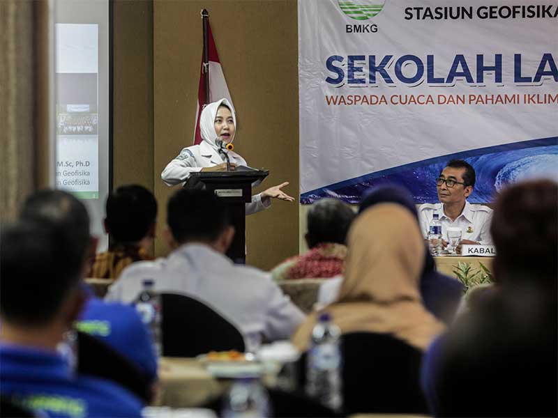  Kepala Badan Meteorologi, Klimatologi, dan Geofisika (BMKG) Dwikorita Karnawati memberi pemaparan saat pembukaan Sekolah Lapang Nelayan 2018 di Yogyakarta, DI Yogyakarta, Senin (13/8). 