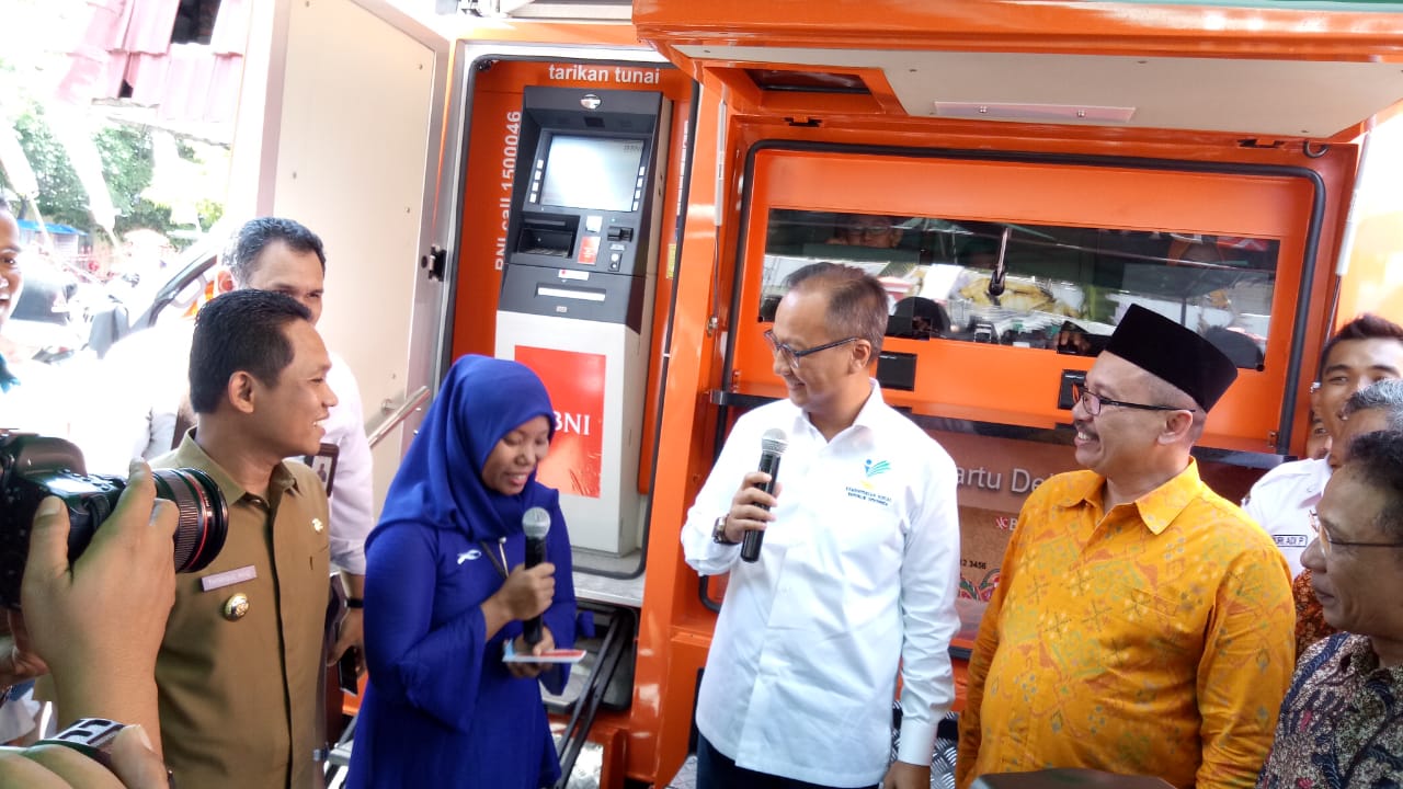 Menteri Sosial Agus Guwimang Kartasasmita berdialog dengan Estu Kinanti, warga Kecamatan Sukadono, Kabupaten Lumajang, Jawa Timur, Senin (11/3) usai menerima bantuan PKH.