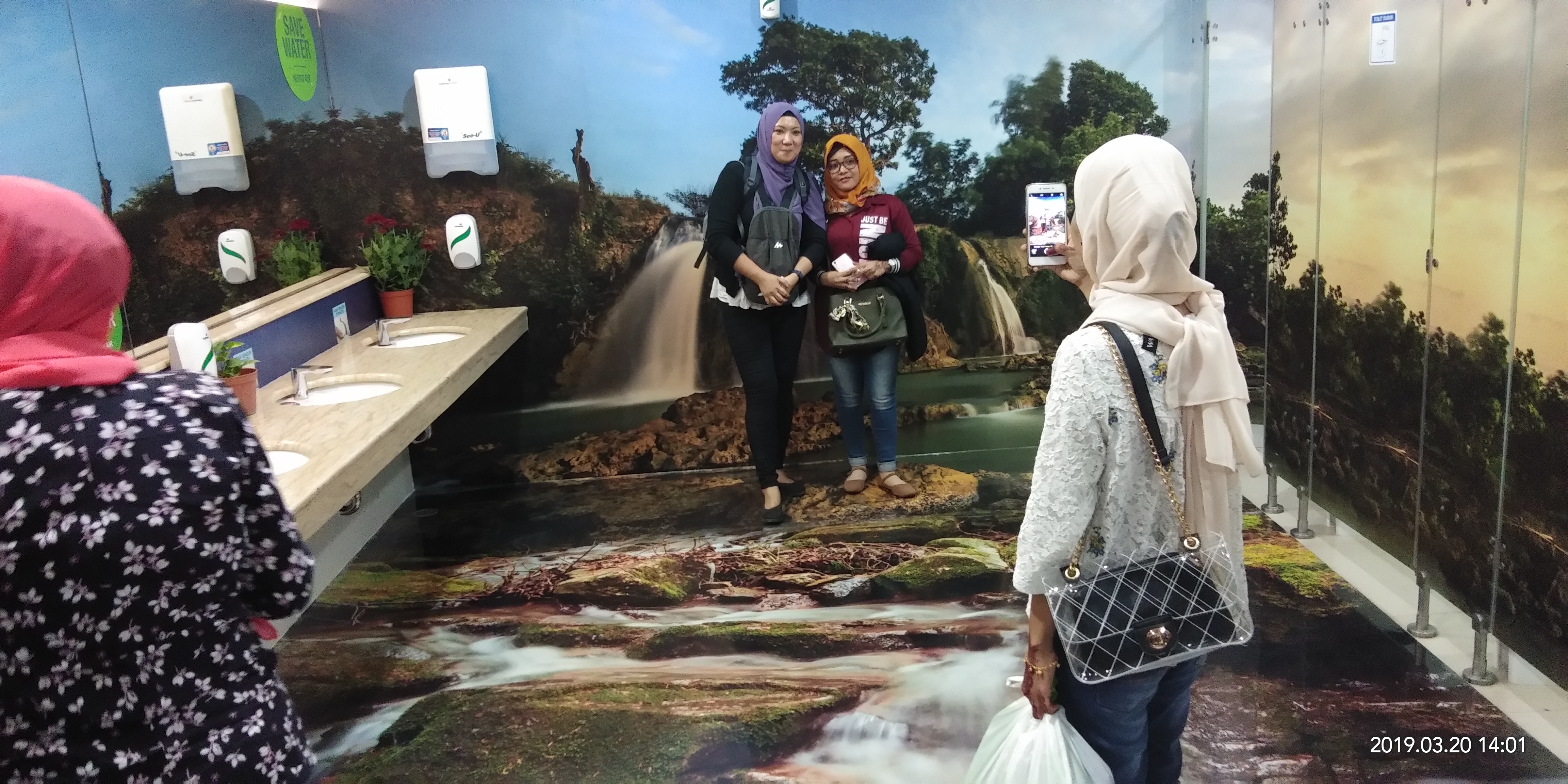 Satu rombongan orang asal Kuala Lumpur Malaysia masuk ke dalam toilet perempuan di Terminal 2 Bandara Juanda Kabupaten Sidoarjo. 