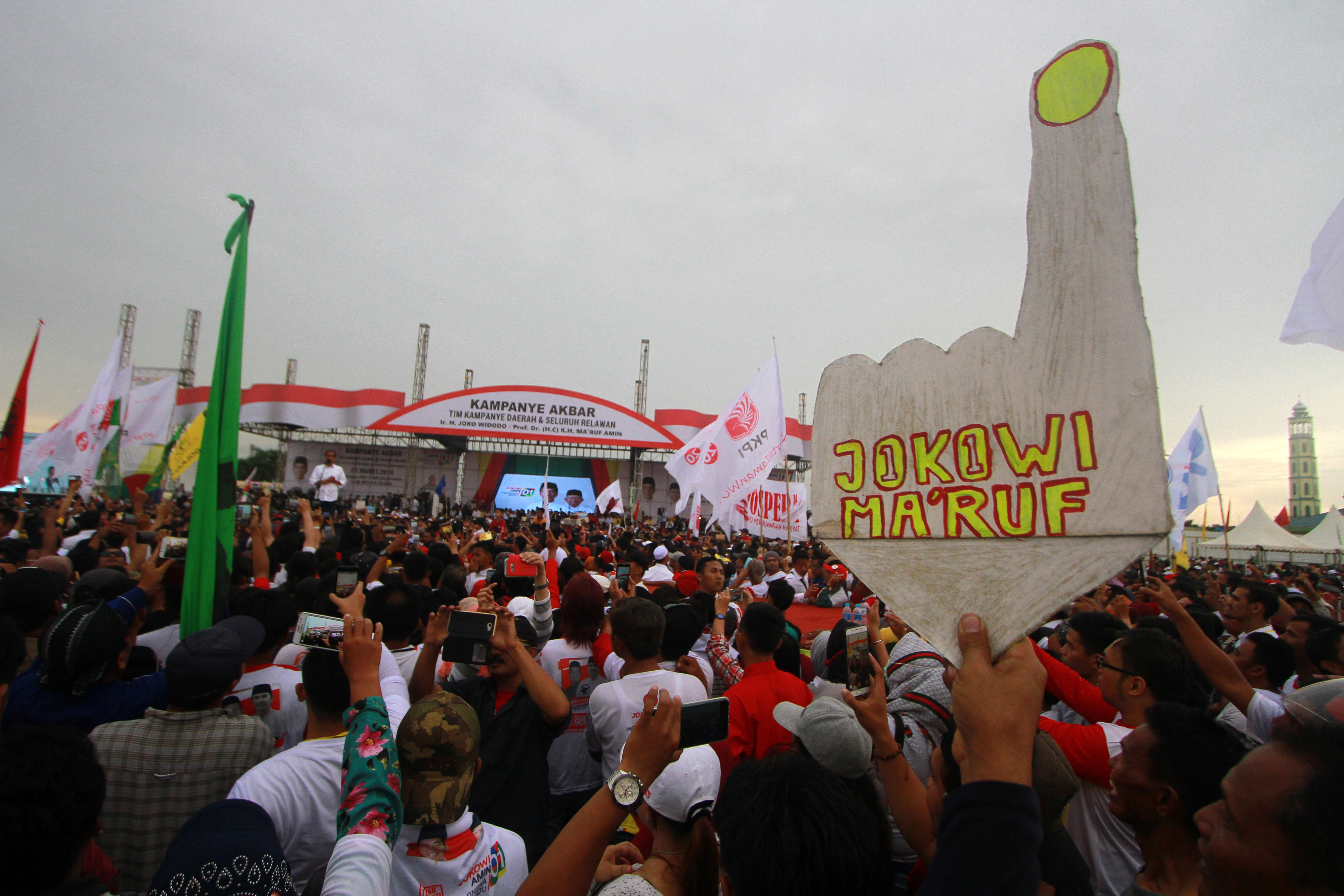 Pendukung Capres nomor urut 01 Joko Widodo mendengarkan orasi saat kampanye terbuka di kota Banjarmasin, Kalimantan Selatan, hari ini.