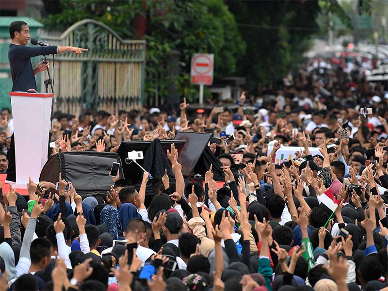  Presiden Joko Widodo (kiri) menyampaikan sambutan pada acara Deklarasi Keselamatan Berkendara Milenial di kawasan Jembatan Ampera, Sumatera Selatan, Sabtu (9/3/2019). 