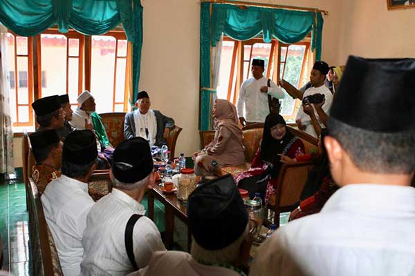 KH Ma'ruf Amin dan istri Nyai Hj Wury Estu Handayani  silahturahim di Pondok Pesantren Al-Iman Bulus Gebang, Purworejo, Jawa Tengah