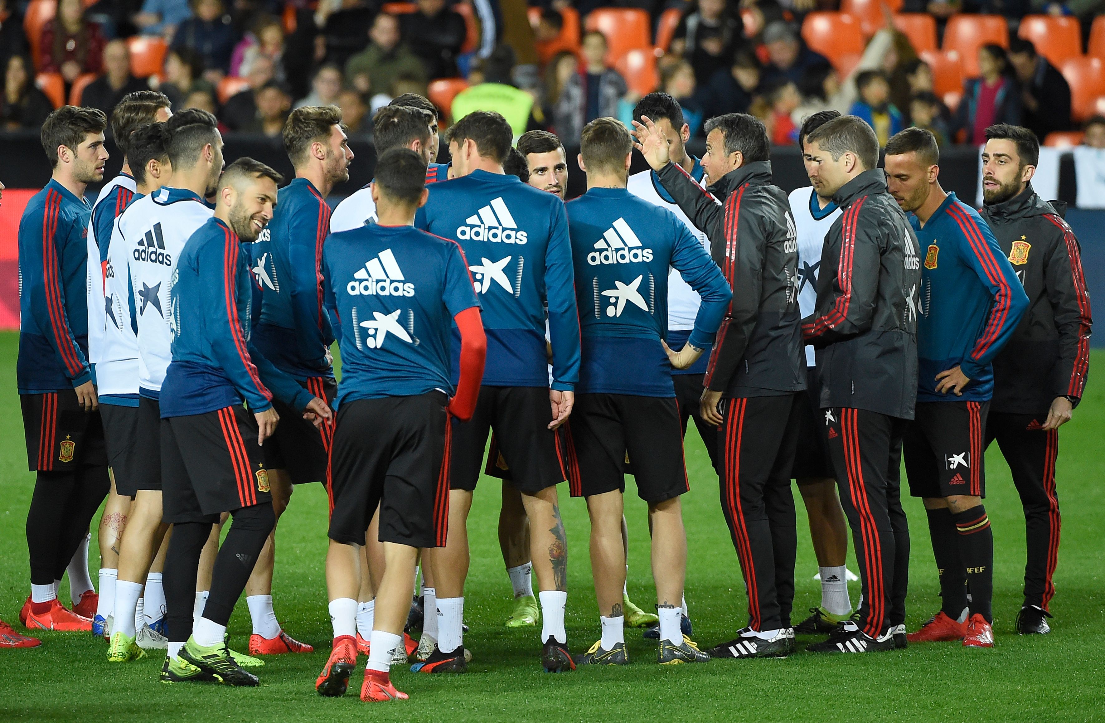 Pelatih Spanyol Luis Enrique berbicara kepada para pemainnya selama sesi pelatihan