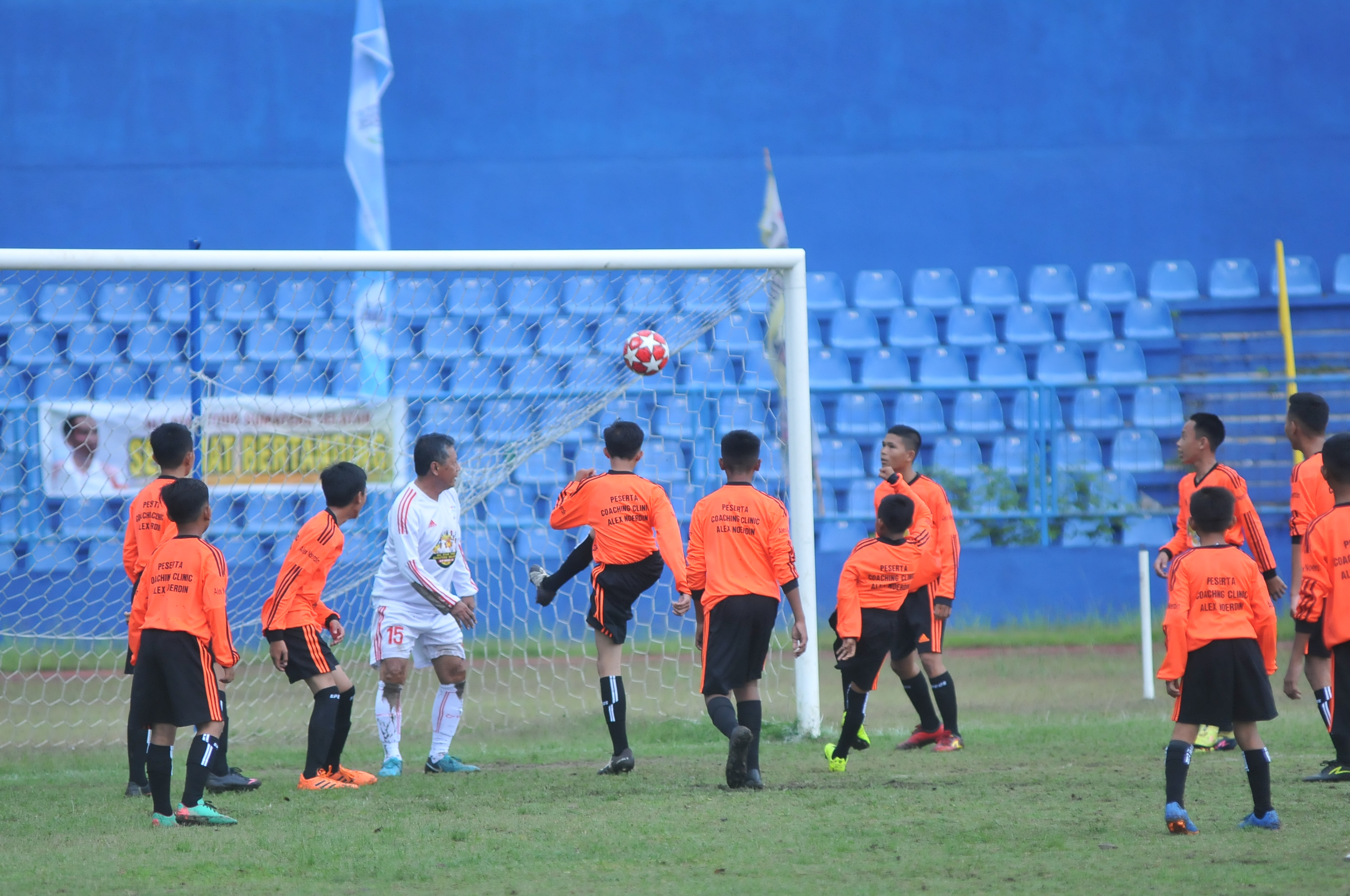 PULUHAN anak-anak yang berhasil lolos seleksi untuk mendapat choaching clinic dari pesepakbola dunia Ronaldhino hadir dan bermain sepakbola
