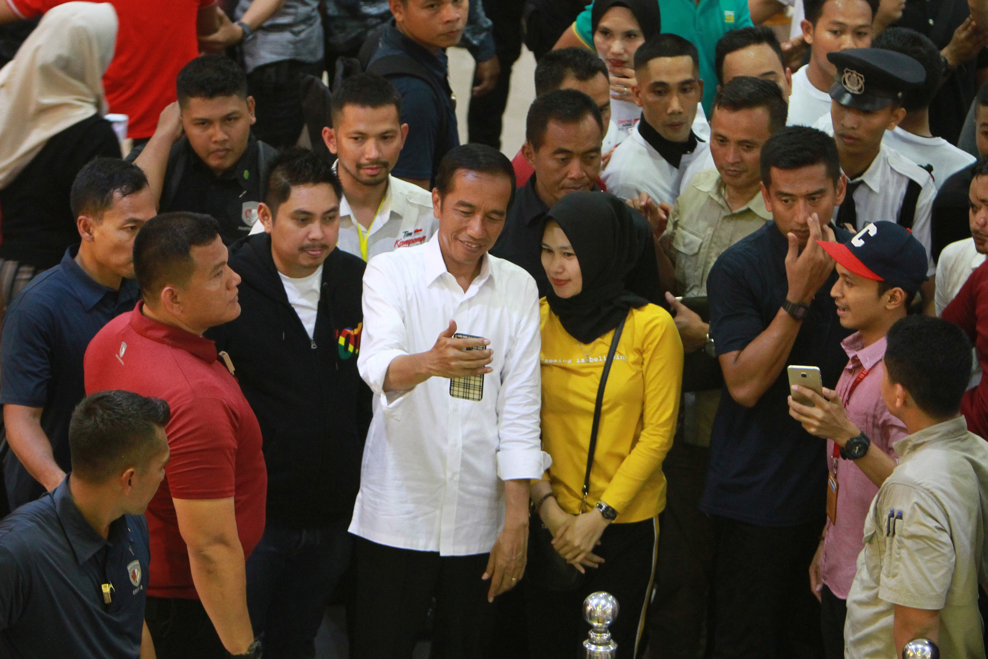 Capres petahana Jokowi menyapa warga ketika mengunjungi Duta Mall Banjarmasin, Kalimantan Selatan, Rabu (27/3).