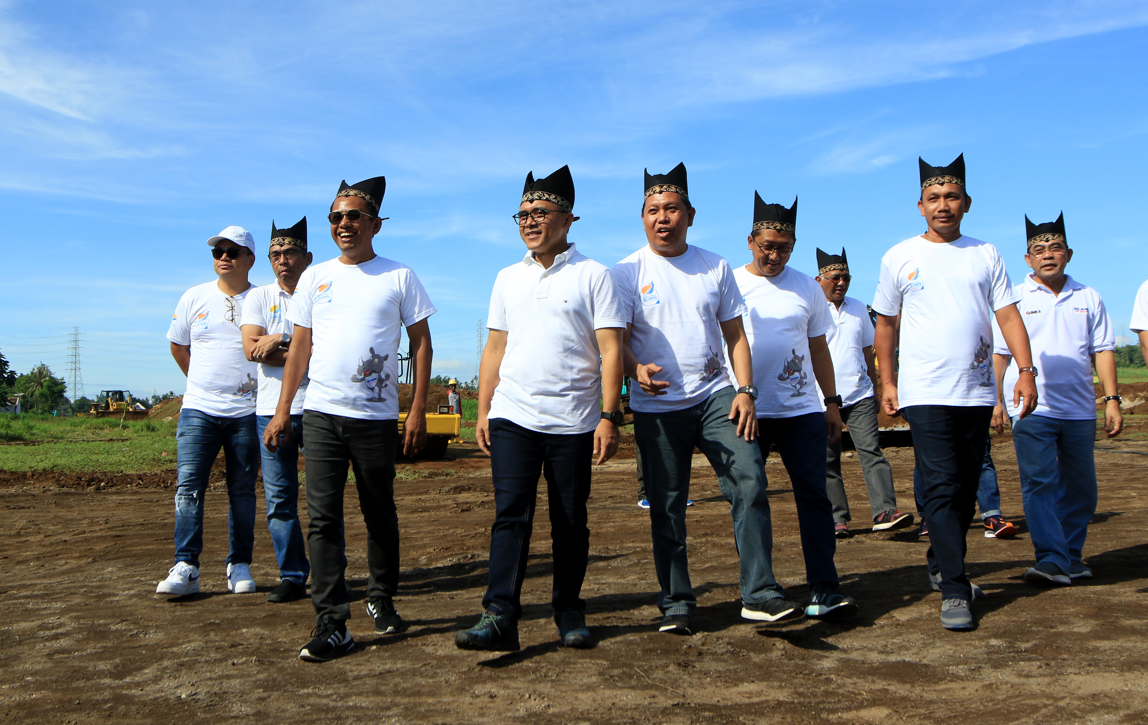 Sesmen BUMN Imam Apriyanto Putro (ketiga kiri) saat meninjau pembangunan Pabrik Kereta Api di Banyuwangi, Jawa Timur, Minggu (31/3).