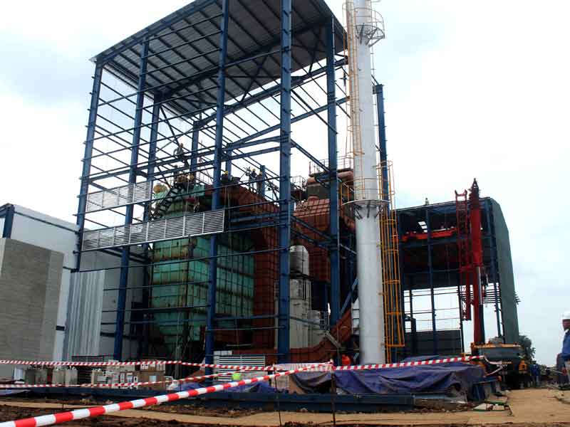 Pekerja menyelesaikan pembangunan proyek Pembangkit Listrik Tenaga Sampah (PLTSa) saat pelaksanaan kegiatan strategis daerah optimalisasi.