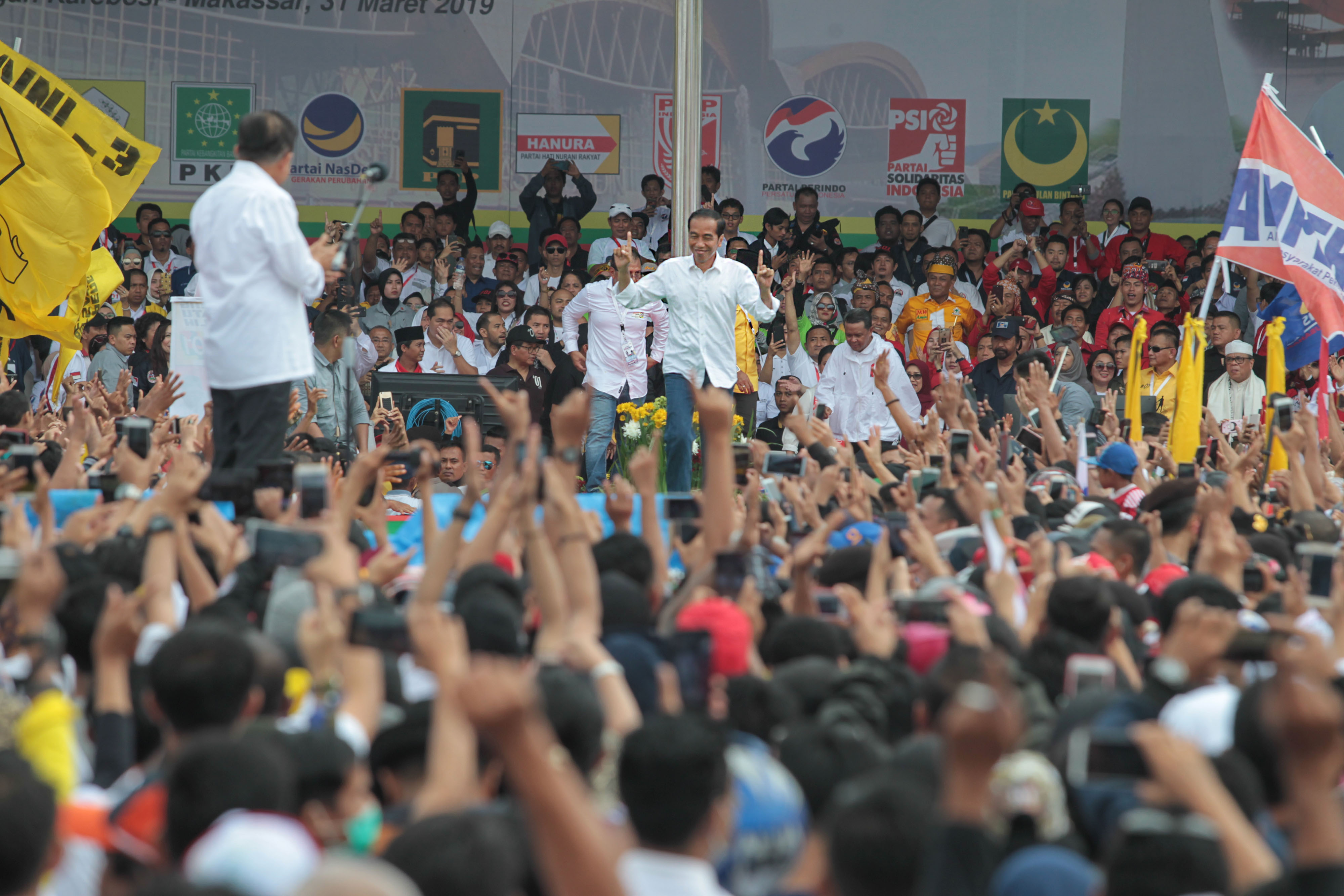 Calon presiden nomor urut 01 Jokowi saat berkampanye di Lapangan Karebosi, Makasar, Sulawesi Selatan, Minggu (31/3).
